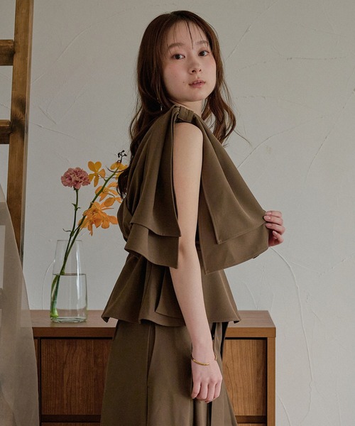 mideal(マイディール)の「2way ribbon asymmetry tops / 2wayリボンアシンメトリートップス(その他トップス・レディース・ベージュ/ブラウン・FREE)」の4枚目の写真