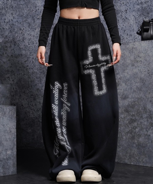 1111clothing(ワンフォークロージング)の「スプレー加工 ワイドスウェットパンツ / Spray-Printed Wide Sweatpants(スウェットパンツ・メンズ・ブラック/グレー・M/S)」の2枚目の写真