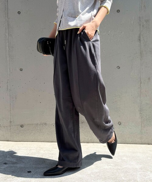 fredy emue(フレディエミュ)の「接触冷感カーブスウェットパンツ(その他パンツ・レディース・チャコールグレー/グレー・38)」の7枚目の写真
