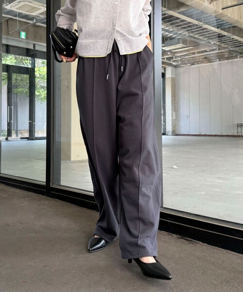 fredy emue(フレディエミュ)の「接触冷感カーブスウェットパンツ(その他パンツ・レディース・チャコールグレー/グレー・38)」の16枚目の写真