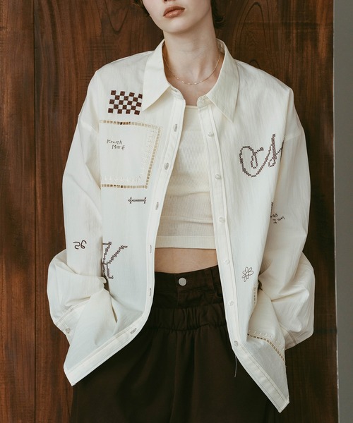 Knuth Marf（クヌースマーフ）の「【Knuth Marf】embroidered shirt（シャツ/ブラウス・レディース・アイボリー/マルチ/ブラック・FREE）」の2枚目の写真