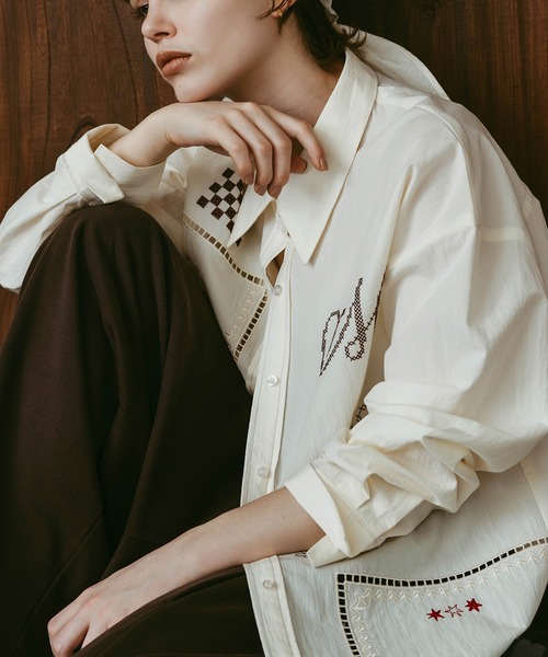 Knuth Marf（クヌースマーフ）の「【Knuth Marf】embroidered shirt（シャツ/ブラウス・レディース・アイボリー/マルチ/ブラック・FREE）」の9枚目の写真