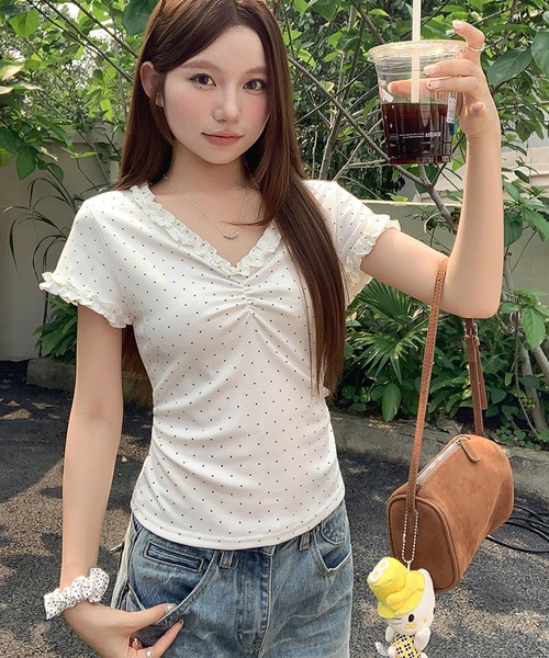 2ly2(トゥーリートゥー)の「ドット柄フリルVネックシャーリング半袖トップス レディース カットソー(Tシャツ/カットソー・レディース・グレー/ベージュ/ホワイト・FREE)」の9枚目の写真