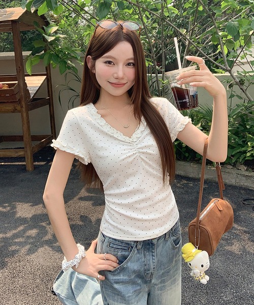 2ly2(トゥーリートゥー)の「ドット柄フリルVネックシャーリング半袖トップス レディース カットソー(Tシャツ/カットソー・レディース・グレー/ベージュ/ホワイト・FREE)」の4枚目の写真