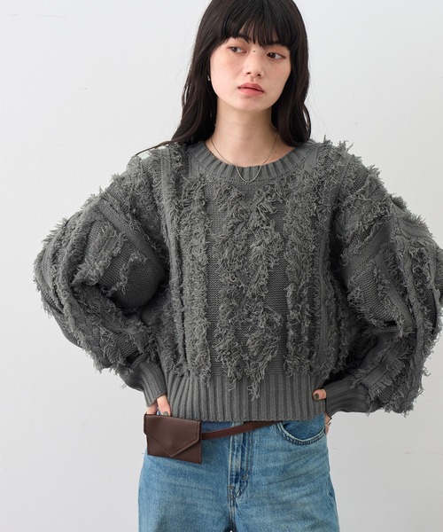 NOGLE（ノグル）の「【NOGLE/ノグル】ケーブルフリンジコンパクトクルーニット（ニット/セーター・レディース・ブラック/グレー/ブルー・FREE）」の2枚目の写真
