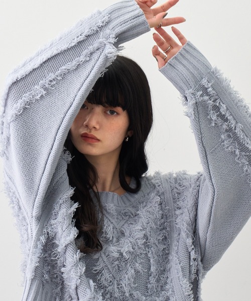 NOGLE（ノグル）の「【NOGLE/ノグル】ケーブルフリンジコンパクトクルーニット（ニット/セーター・レディース・ブラック/グレー/ブルー・FREE）」の3枚目の写真