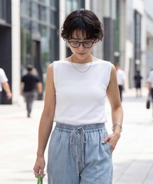 サラッとしたボートネックノースリニット