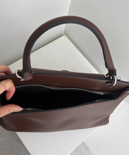 CAPRICIEUX LE'MAGE（カプリシューレマージュ）の「ターンロック2ルームバッグ（ショルダーバッグ・レディース・ブラック/ブラウン・FREE）」の3枚目の写真