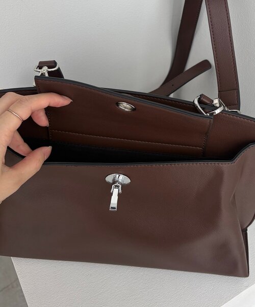 CAPRICIEUX LE'MAGE（カプリシューレマージュ）の「ターンロック2ルームバッグ（ショルダーバッグ・レディース・ブラック/ブラウン・FREE）」の4枚目の写真