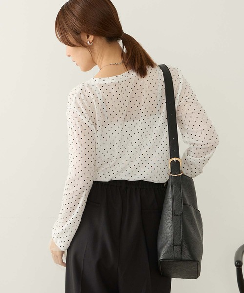 Aunely(オーネリー)の「【Aunely】さらっとエアリーチュールスリーブシアープルオーバー〈YOSOOIシリーズ〉(Tシャツ/カットソー・レディース・グレイッシュブルー/グレー系/イエロー/ホワイト系/オフホワイト/ホワイト系2/ブラック・M/L)」の17枚目の写真