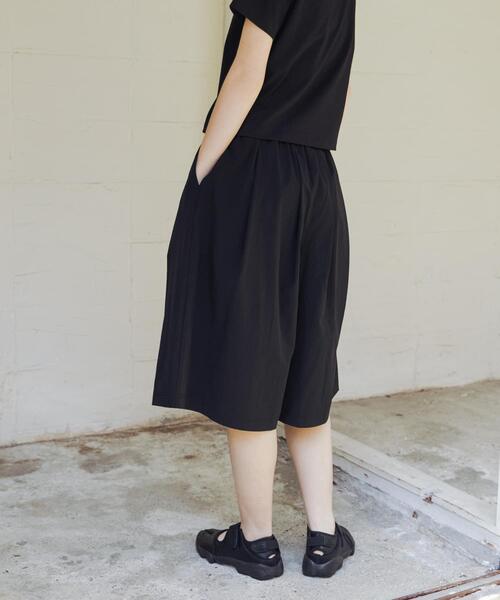THOUSAND MILE(サウザンドマイル)の「『撥水/吸水速乾/UVカット』『別注』THOUSAND MILE×URBAN RESEARCH MID LENGTH TUCK PANTS(その他パンツ・レディース・ブラック・FREE)」の7枚目の写真