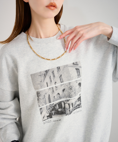 U by SPICK&SPAN(ユーバイスピックアンドスパン)の「photo print スウェット(スウェット・レディース・ネイビー/ライトグレー/ホワイト・FREE)」の1枚目の写真