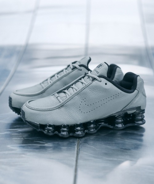 NIKE(ナイキ)の「SHOX TL SE IR2097-002(スニーカー・メンズ・グレー・27.0cm/26.5cm/26.0cm/25.5cm/25.0cm/24.5cm/30.0cm/29.0cm/28.5cm/28.0cm/27.5cm)」の1枚目の写真
