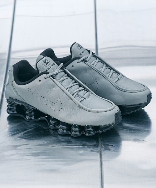 NIKE(ナイキ)の「SHOX TL SE IR2097-002(スニーカー・メンズ・グレー・27.0cm/26.5cm/26.0cm/25.5cm/25.0cm/24.5cm/30.0cm/29.0cm/28.5cm/28.0cm/27.5cm)」の9枚目の写真