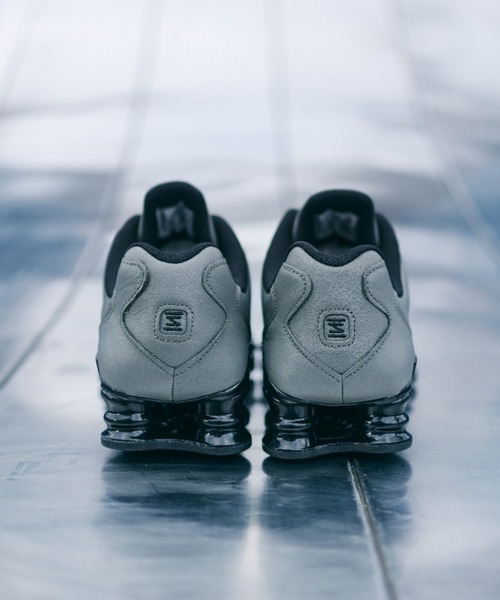 NIKE(ナイキ)の「SHOX TL SE IR2097-002(スニーカー・メンズ・グレー・27.0cm/26.5cm/26.0cm/25.5cm/25.0cm/24.5cm/30.0cm/29.0cm/28.5cm/28.0cm/27.5cm)」の6枚目の写真