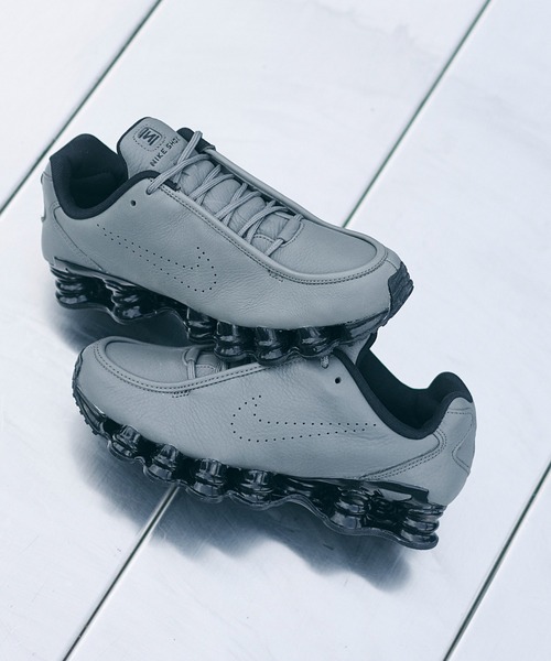 NIKE(ナイキ)の「SHOX TL SE IR2097-002(スニーカー・メンズ・グレー・27.0cm/26.5cm/26.0cm/25.5cm/25.0cm/24.5cm/30.0cm/29.0cm/28.5cm/28.0cm/27.5cm)」の2枚目の写真