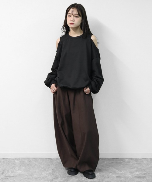 THE CELL.（ザセルドット）の「WEB限定商品 マルチWAY　タンクオフショルトップス　MULTI-WAY TANK OFF-SHOULDER TOPS（Tシャツ/カットソー・レディース・ブラック/グレー・FREE）」の6枚目の写真