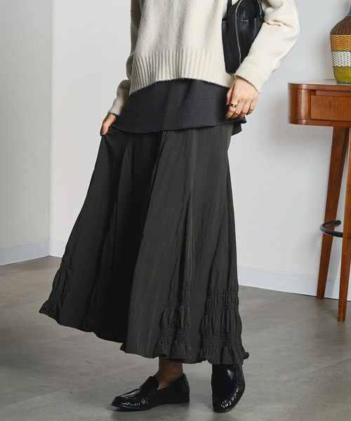 ROSE BUD(ローズバッド)の「LONG SHIRRED SKIRT(スカート・レディース・オフホワイト/チャコール・ONE SIZE)」の2枚目の写真