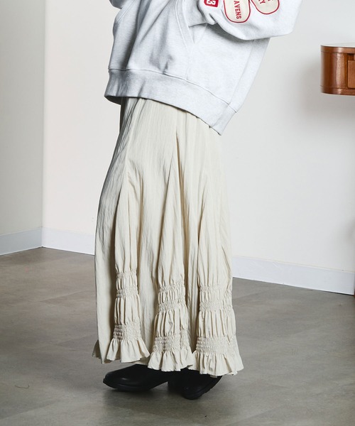 ROSE BUD(ローズバッド)の「LONG SHIRRED SKIRT(スカート・レディース・オフホワイト/チャコール・ONE SIZE)」の4枚目の写真