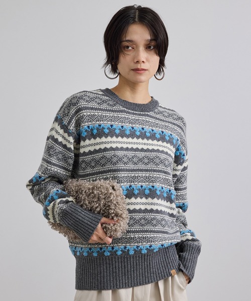 SALON adam et rope'(サロン アダム エ ロペ)の「ベルベルモチーフリバーシブルジャカードプルオーバー(ニット/セーター・レディース・ベージュ/グレー・FREE)」の1枚目の写真
