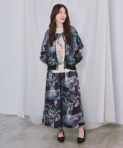 ScoLar(スカラー)の「ScoLar(スカラー) ボタニカル柄 ジャージ風ブルゾン(ブルゾン・レディース・ベージュ/ブラック・MEDIUM)」の3枚目の写真
