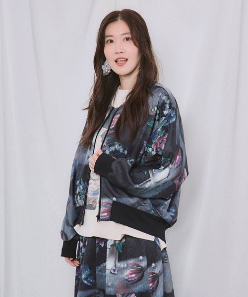 ScoLar(スカラー)の「ScoLar(スカラー) ボタニカル柄 ジャージ風ブルゾン(ブルゾン・レディース・ベージュ/ブラック・MEDIUM)」の5枚目の写真