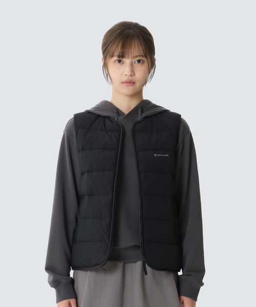Snow Peak(スノーピーク)の「Snow Peak / LAND WOMEN'S LIGHT DOWN VEST ランドライトダウンベスト ウィメンズ 海外限定(ベスト・レディース・ブラウン/アイボリー/ブラック/ライトベージュ・S/M/L)」の1枚目の写真