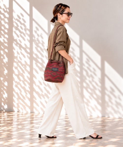 PENDLETON(ペンドルトン)の「【 PENDLETON / ペンドルトン 】GOBELINS BUCKET BAG / ゴブランバケットバッグ(ショルダーバッグ・レディース・ブラック/ブラウン・FREE)」の2枚目の写真