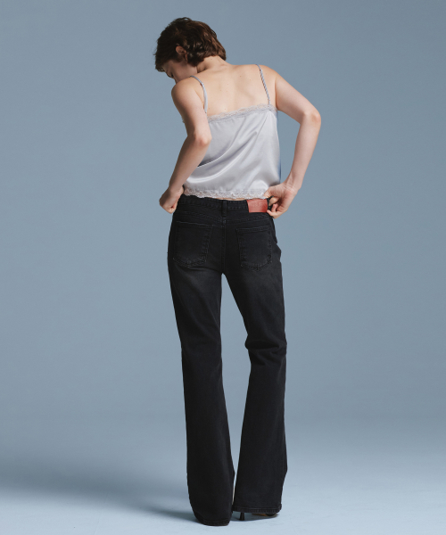 URAGO（ユラーゴ）の「Curved washing denim pants（デニムパンツ・レディース・ブラック・SMALL/MEDIUM/LARGE）」の3枚目の写真