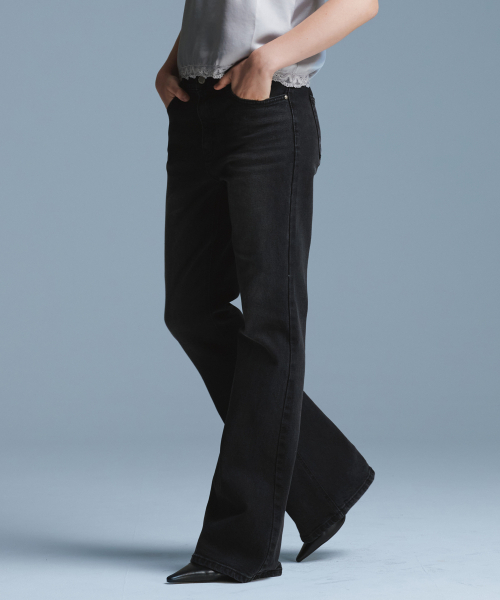 URAGO（ユラーゴ）の「Curved washing denim pants（デニムパンツ・レディース・ブラック・SMALL/MEDIUM/LARGE）」の4枚目の写真