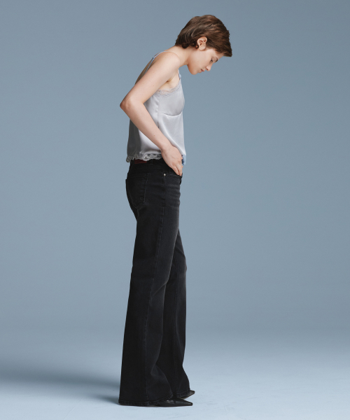 URAGO（ユラーゴ）の「Curved washing denim pants（デニムパンツ・レディース・ブラック・SMALL/MEDIUM/LARGE）」の6枚目の写真