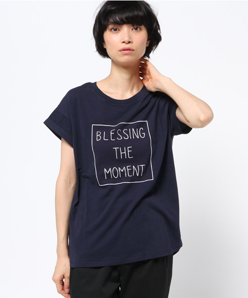 NATURAL BEAUTY BASIC（ナチュラルビューティーベーシック）の「ロゴプリントTシャツ（Tシャツ/カットソー・レディース・ネイビー/グレー/ホワイト・MEDIUM）」の3枚目の写真