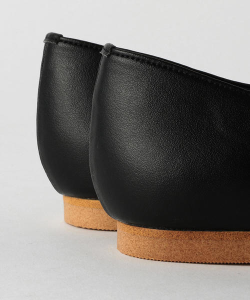 BEAUTY&YOUTH UNITED ARROWS（ビューティーアンドユースユナイテッドアローズ）の「BY Vカットフラットシューズ о（パンプス・レディース・ホワイト/ブラック/ブラウン・37/36/38/35h/36h/37h）」の9枚目の写真