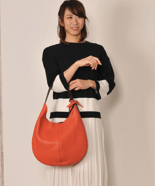 sankyo shokai（サンキョウショウカイ）の「[RIPANI]牛革レザーワンショルダーバッグ（ショルダーバッグ・レディース・ブラック/アイボリー/ベージュ/コーラル・FREE）」の7枚目の写真