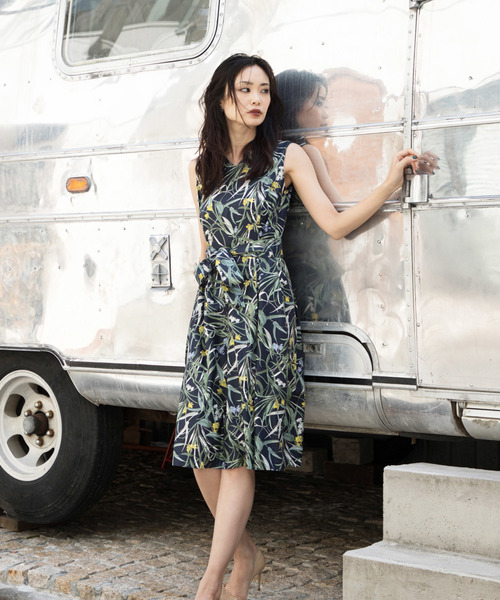 A/C DESIGN BY ALPHA CUBIC（エーシーデザインバイアルファキュービック）の「◇カタログ掲載◇ボタニカルプリントワンピース（ワンピース・レディース・ネイビー/オフホワイト・9号/13号/11号）」の2枚目の写真