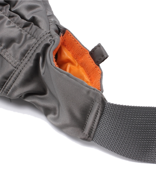 PORTER(ポーター)の「PORTER TANKER WAIST BAG L <B印 YOSHIDA SELECT>(ボディバッグ/ウエストポーチ・メンズ・ブラック系その他・ONE SIZE)」の4枚目の写真