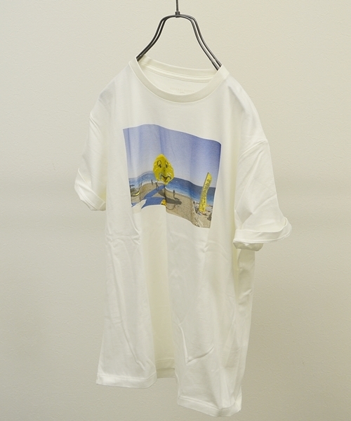 SHIPS GENERAL SUPPLY(シップスジェネラルサプライ)の「SGS: ゛CORBIS゛ プリントカットソー■(Tシャツ/カットソー・メンズ・ナチュラル/ベージュ系その他/ホワイト/ホワイト系その他・SMALL/X-LARGE/MEDIUM/LARGE)」の1枚目の写真