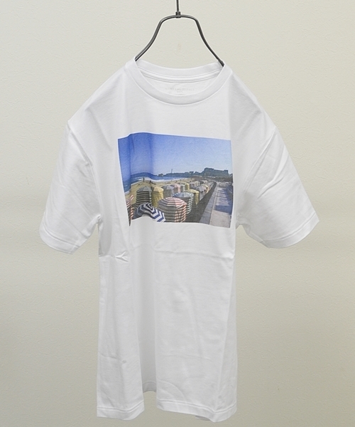 SHIPS GENERAL SUPPLY(シップスジェネラルサプライ)の「SGS: ゛CORBIS゛ プリントカットソー■(Tシャツ/カットソー・メンズ・ナチュラル/ベージュ系その他/ホワイト/ホワイト系その他・SMALL/X-LARGE/MEDIUM/LARGE)」の2枚目の写真