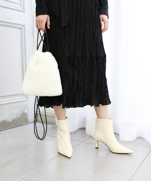 MODE ROBE（モードローブ）の「エコファーバック（ボディバッグ/ウエストポーチ・レディース・ブラック/アイボリー/ピンク・FREE）」の2枚目の写真