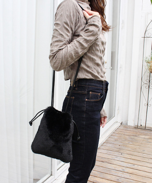 MODE ROBE（モードローブ）の「エコファーバック（ボディバッグ/ウエストポーチ・レディース・ブラック/アイボリー/ピンク・FREE）」の8枚目の写真