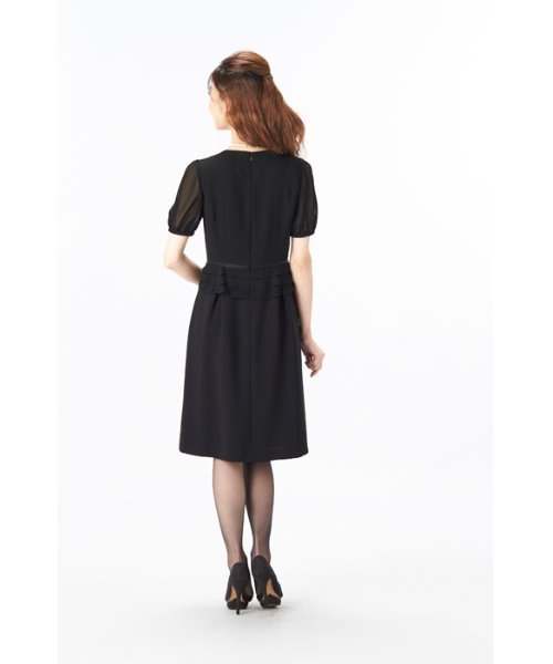 MONOIR(モノワール)の「濃染加工アンサンブル(ジャケットワンピース)(アンサンブル・レディース・ブラック・11号/9号/13号/7号)」の6枚目の写真