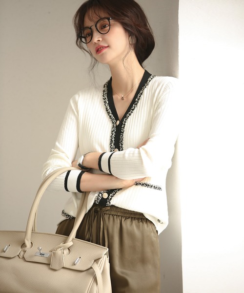 SAISON DE PAPILLON（セゾンドパピヨン）の「フリンジ切り替えバイカラーニットカーディガン（カーディガン/ボレロ・レディース・ホワイト/ブラック・L/M）」の4枚目の写真