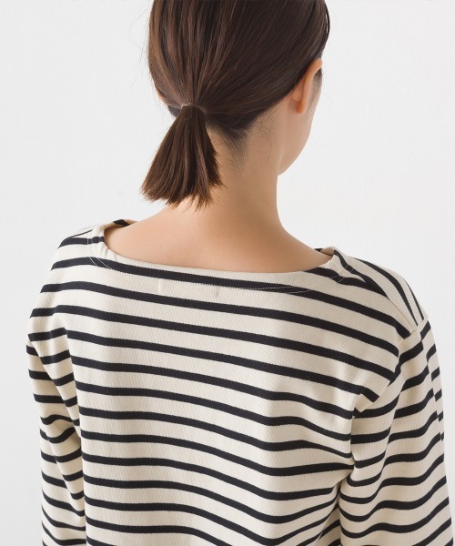 OMNES（オムネス）の「【ユニセックス】バスク生地　ボートネック長袖Tシャツ（Tシャツ/カットソー・レディース・ホワイト/ブラック/ベージュ/グレー/ホワイト×グレー/ホワイト系その他/ブラック系その他/ホワイト×ネイビー/ネイビー/ブラック系/ベージュ系その他/ホワイト×ブルー・SMALL/MEDIUM/LARGE/X-LARGE/XX-LARGE）」の14枚目の写真