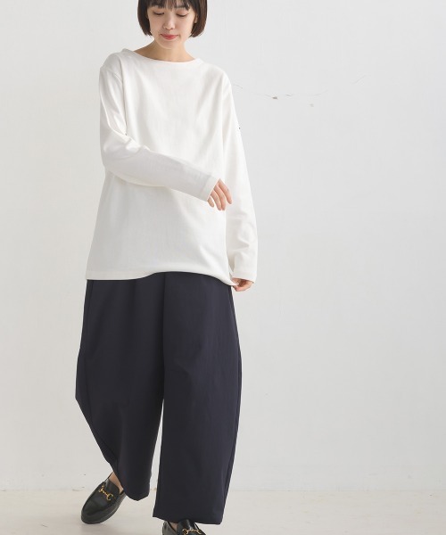 OMNES（オムネス）の「【ユニセックス】バスク生地　ボートネック長袖Tシャツ（Tシャツ/カットソー・レディース・ホワイト/ブラック/ベージュ/グレー/ホワイト×グレー/ホワイト系その他/ブラック系その他/ホワイト×ネイビー/ネイビー/ブラック系/ベージュ系その他/ホワイト×ブルー・SMALL/MEDIUM/LARGE/X-LARGE/XX-LARGE）」の21枚目の写真