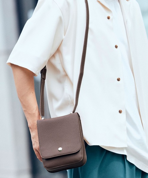 MONO-MART（モノマート）の「PUレザー フラップミニショルダーバッグ ネックポーチ（ショルダーバッグ・メンズ・ブラック/ダークブラウン/グレー/ベージュ/グレイッシュベージュ・FREE）」の4枚目の写真