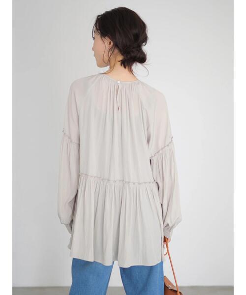 AMERICAN HOLIC(アメリカンホリック)の「ティアードギャザーブラウス(シャツ/ブラウス・レディース・グレイッシュベージュ/アイボリー/サックスブルー/ブラック・FREE)」の9枚目の写真