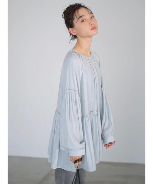 AMERICAN HOLIC(アメリカンホリック)の「ティアードギャザーブラウス(シャツ/ブラウス・レディース・グレイッシュベージュ/アイボリー/サックスブルー/ブラック・FREE)」の4枚目の写真