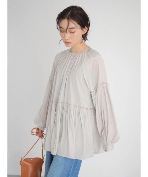 AMERICAN HOLIC(アメリカンホリック)の「ティアードギャザーブラウス(シャツ/ブラウス・レディース・グレイッシュベージュ/アイボリー/サックスブルー/ブラック・FREE)」の3枚目の写真