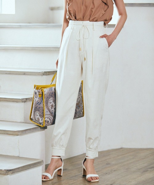 Andemiu（アンデミュウ）の「タックジョガーパンツ950335（その他パンツ・レディース・ホワイト/ブラウン/ネイビー・SMALL/MEDIUM）」の2枚目の写真