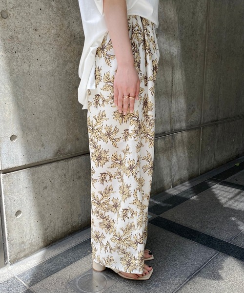 CAPRICIEUX LE'MAGE（カプリシューレマージュ）の「〈WEB限定〉リネンタッチボタニカルパンツ（その他パンツ・レディース・オフホワイト/ネイビー・FREE）」の13枚目の写真
